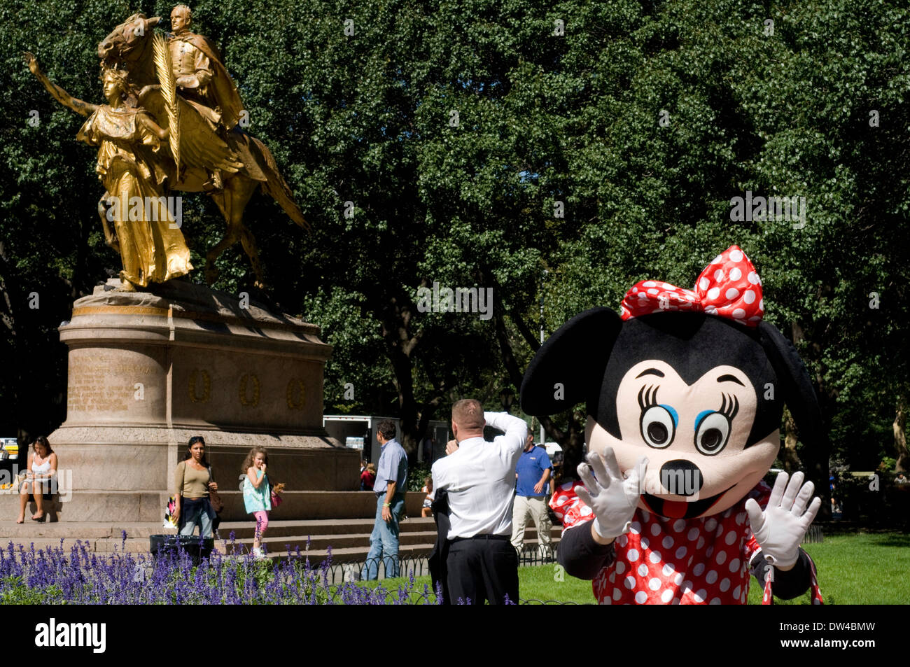 Minnie im Central Park. Der berühmte General William Tecumseh Sherman Statue gegenüber dem Plaza Hotel. Central Park Stockfoto