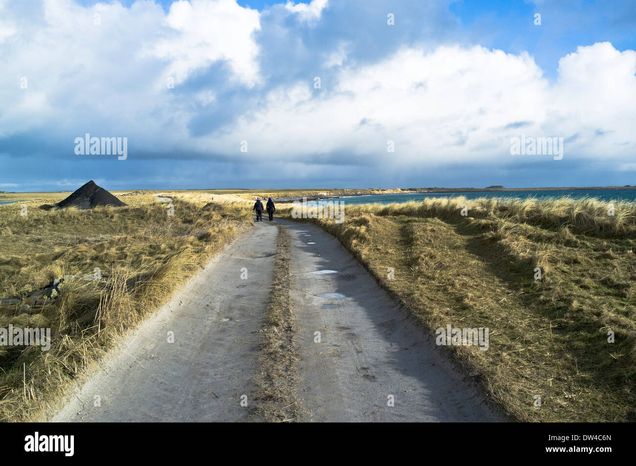dh Els Ness SANDAY ORKNEY paar Frauen zu Fuß Land auf dem Bauernhof Spur zwei Outdoor-Freunde Stockfoto
