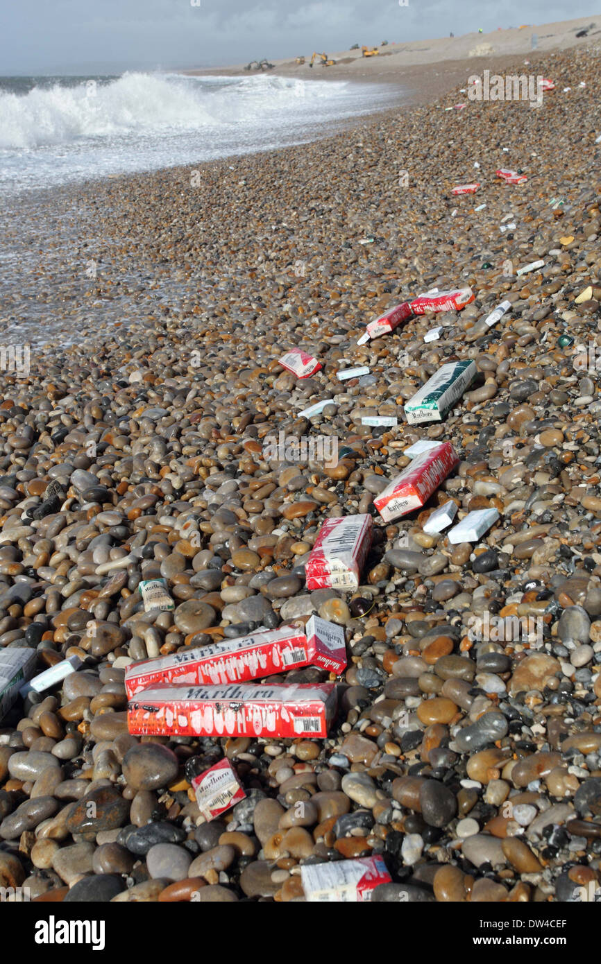 Zigaretten am Strand nach Container Spill, Chesil beach Portland Dorset UK Stockfoto