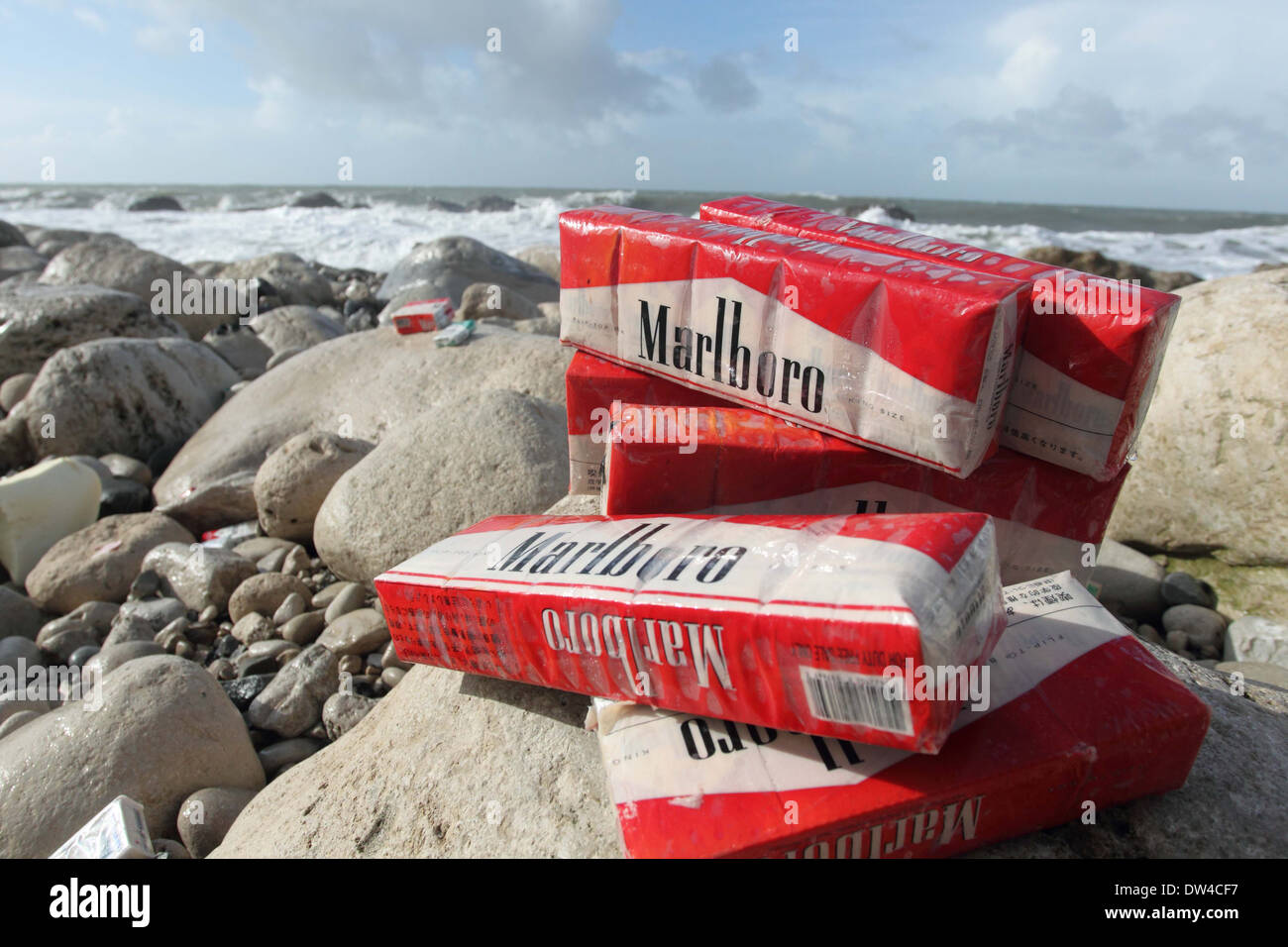 Zigaretten am Strand nach Container Spill, Chesil beach Dorset, Portland UK Stockfoto