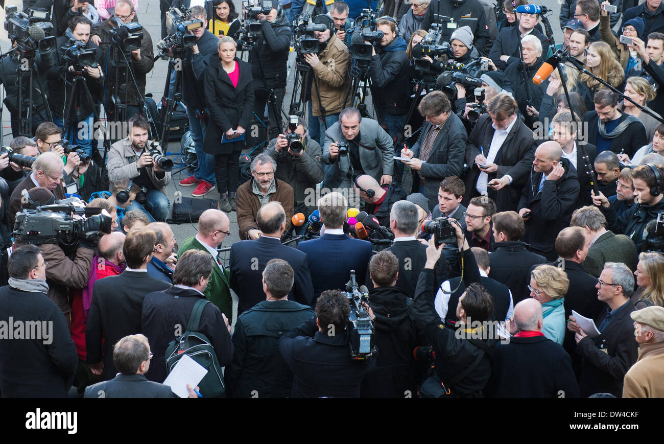 Hannover, Deutschland. 27. Februar 2014. Former German President Christian Wulff (C) macht eine Aussage, nachdem das Urteil an das Landgericht Hannover, 27. Februar 2014 angekündigt wurde. Zwei Jahre nach seinem Rücktritt wurde der ehemalige Präsident der Ladungen der Vorteile des Gerichts zu akzeptieren gelöscht. Foto: JULIAN STRATENSCHULTE/Dpa/Alamy Live News Stockfoto