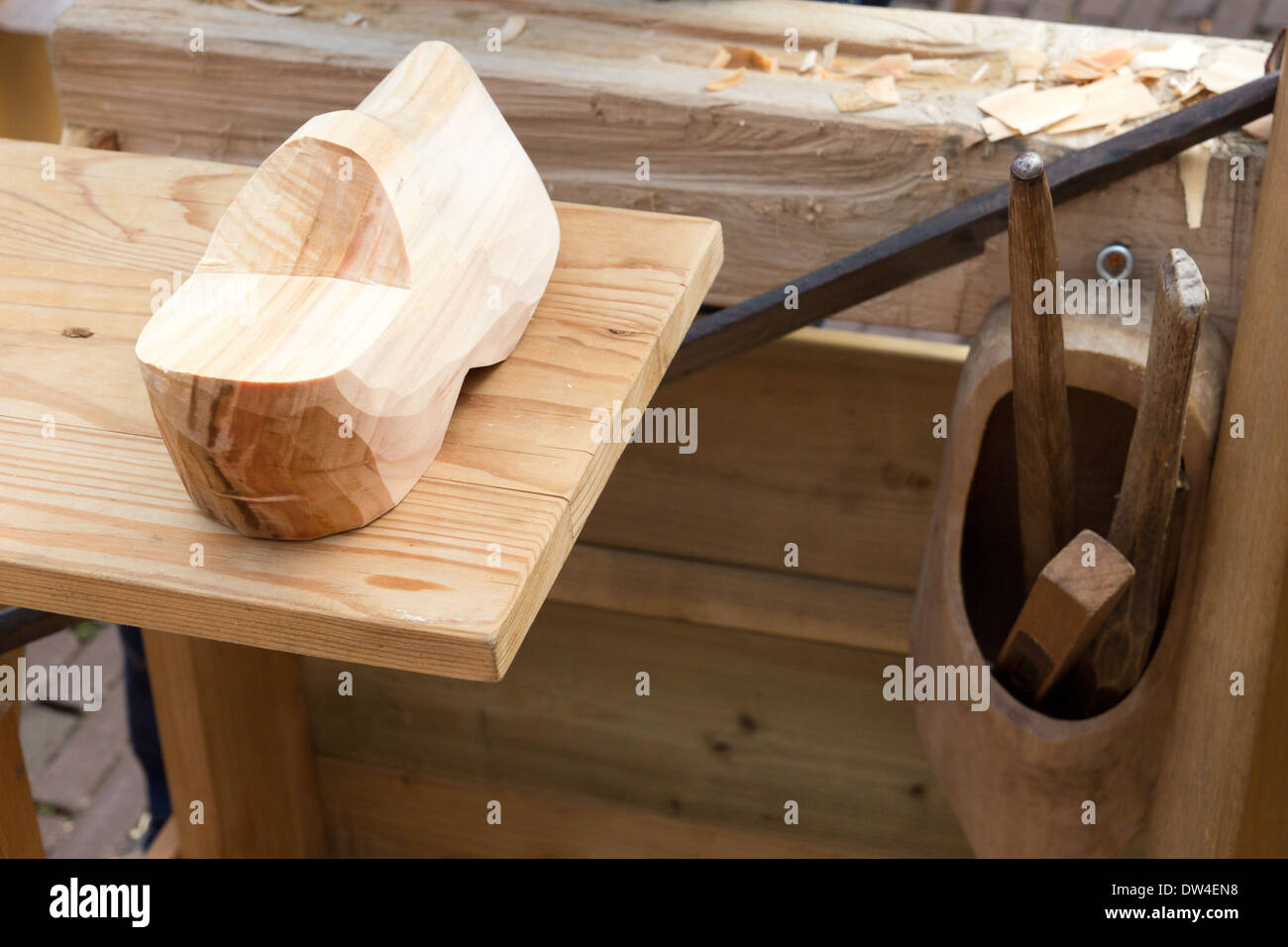 Die Herstellung der traditionellen holländischen Holzschuhe Stockfoto