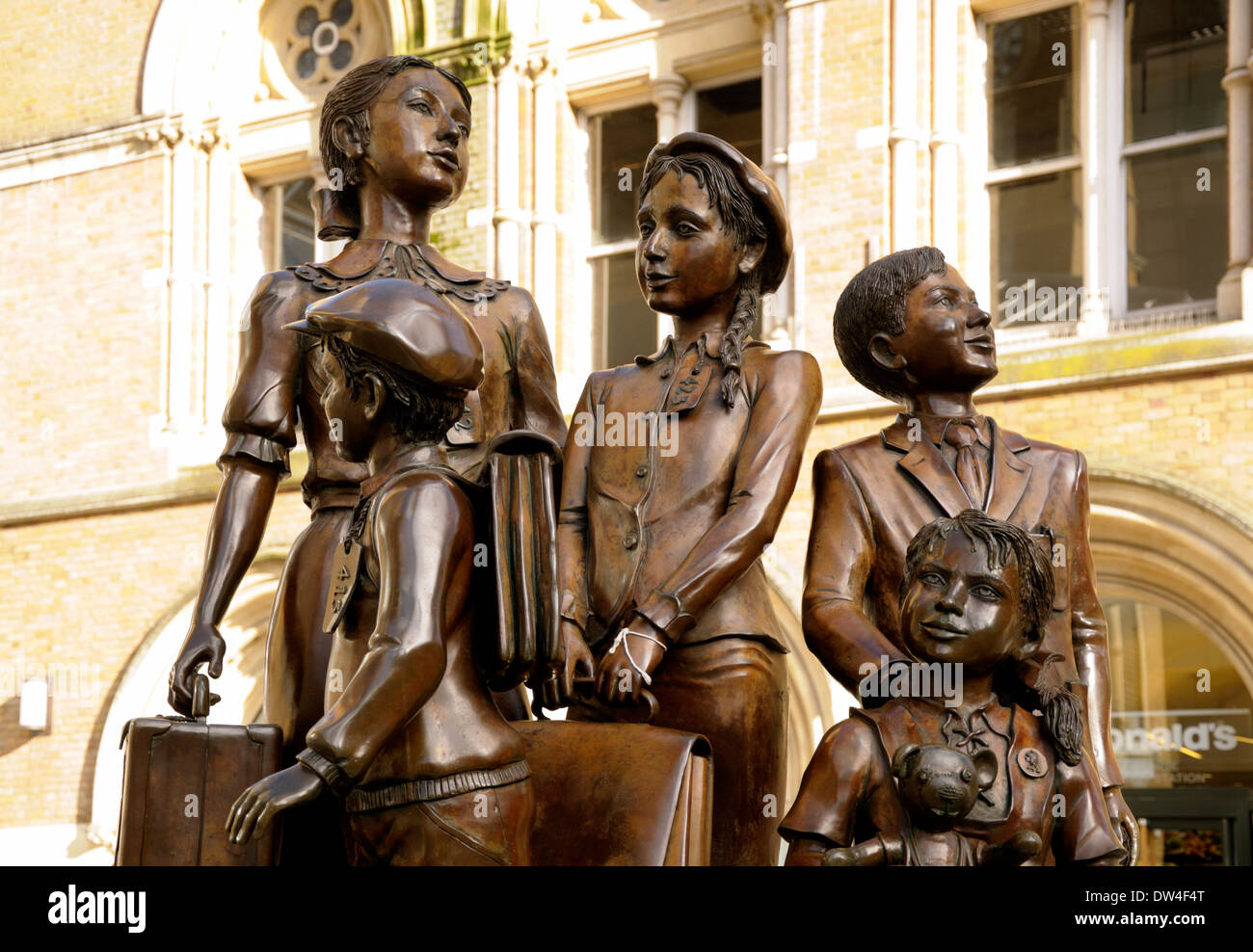 London, England, Vereinigtes Königreich. Kinder der Kindertransport-Denkmal (2006; Frank Meisler) in Liverpool Street Station Stockfoto