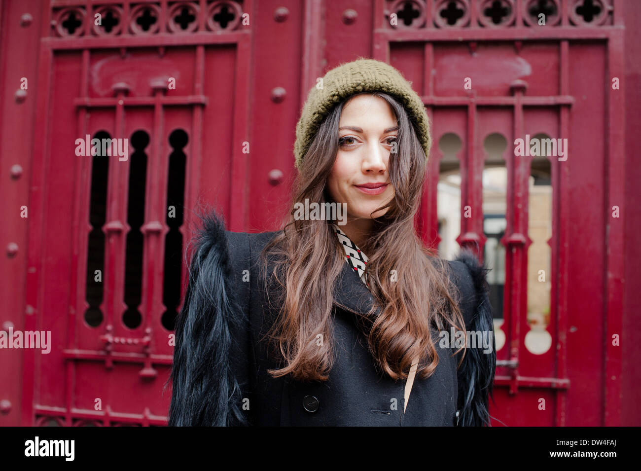 Anabelle Assedo posiert auf der Straße Outisde zeigen die Devastee während der Paris Fashion Week - 25. Februar 2014 - Foto: Start-und Landebahn Manhattan/Celine Gaille Stockfoto