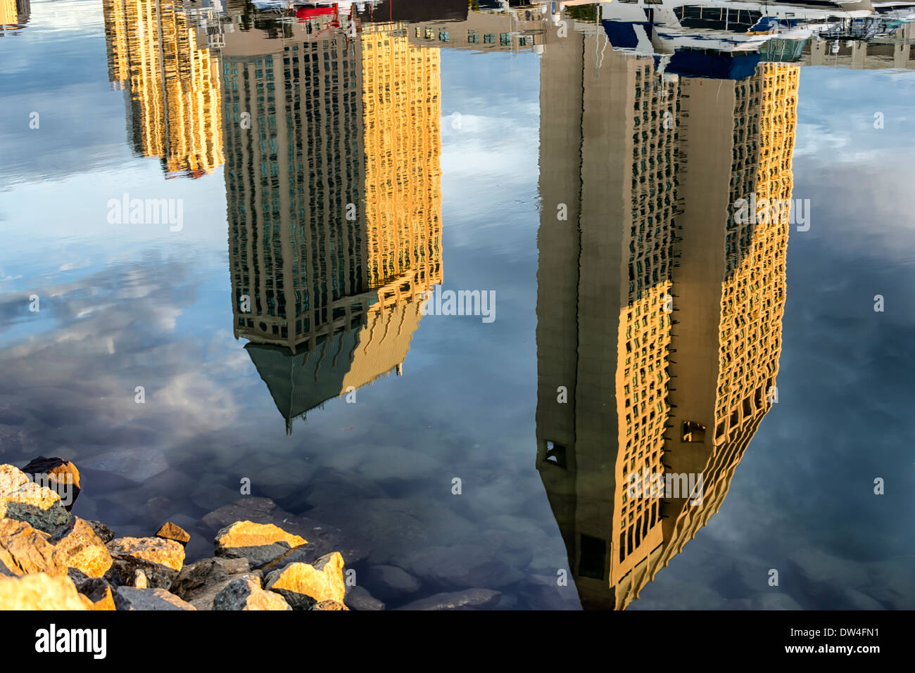 Embarcadero Marina, Boote und Gebäuden reflektiert aus dem Wasser. San Diego, California, Vereinigte Staaten von Amerika. Stockfoto