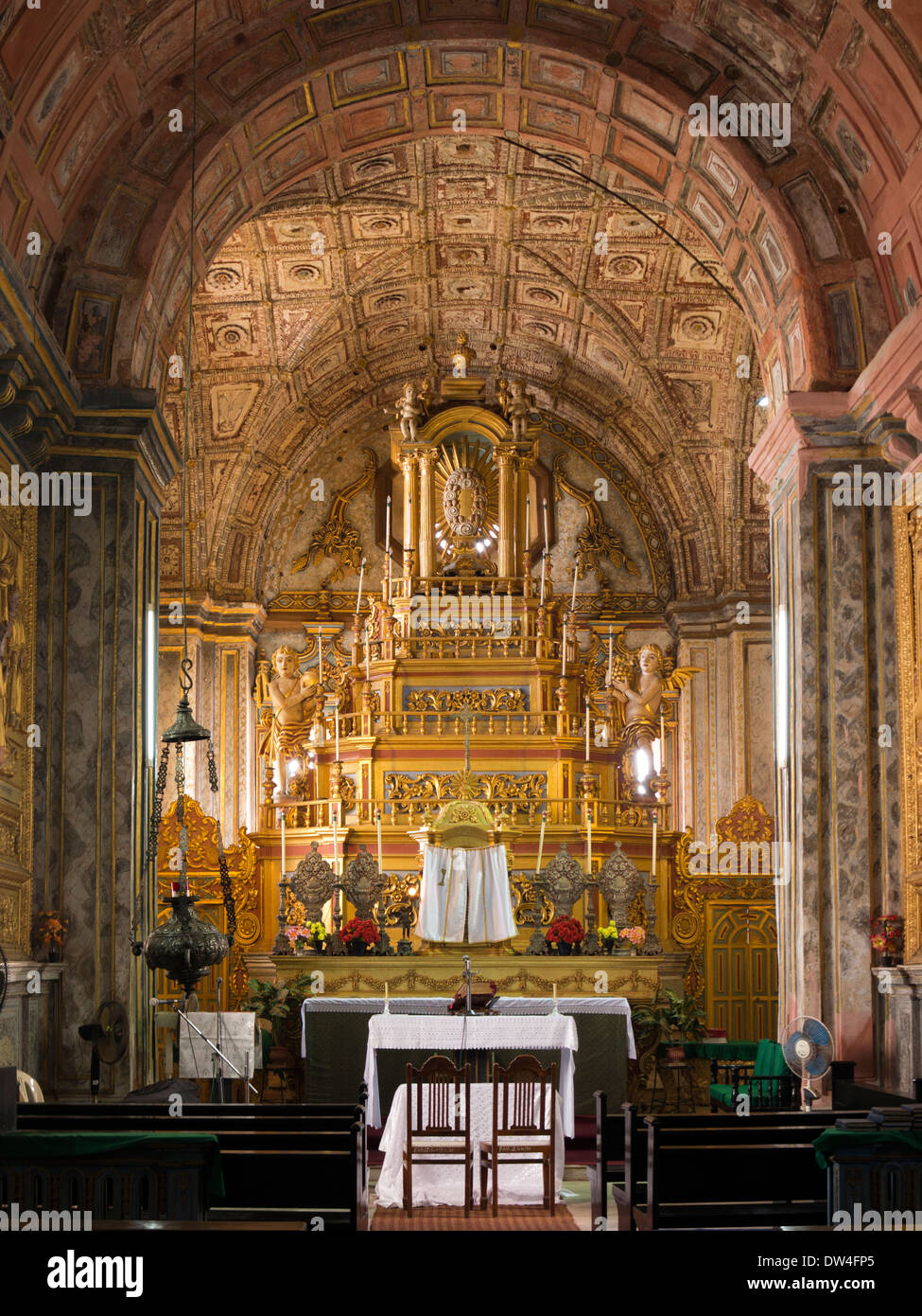 Indien, Goa, alte Velha Goa, Se Catedral katholische Kathedrale, Altar der Kapelle des Allerheiligsten Sakraments gold Stockfoto