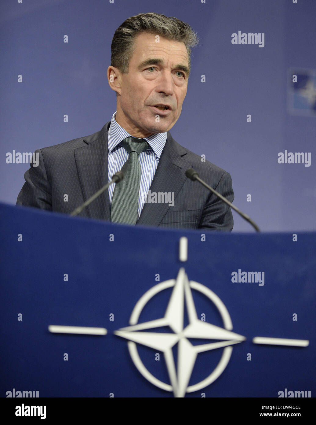 Brüssel, Belgien. 27. Februar 2014. NATO-Generalsekretär Anders Fogh Rasmussen spricht während einer Pressekonferenz am Ende ein 2-Tages NATO Verteidigung-Minister über die neuesten Entwicklungen in der Ukraine im NATO-Hauptquartier in Brüssel, Hauptstadt von Belgien, 27. Februar 2014. Bildnachweis: Ye Pingfan/Xinhua/Alamy Live-Nachrichten Stockfoto