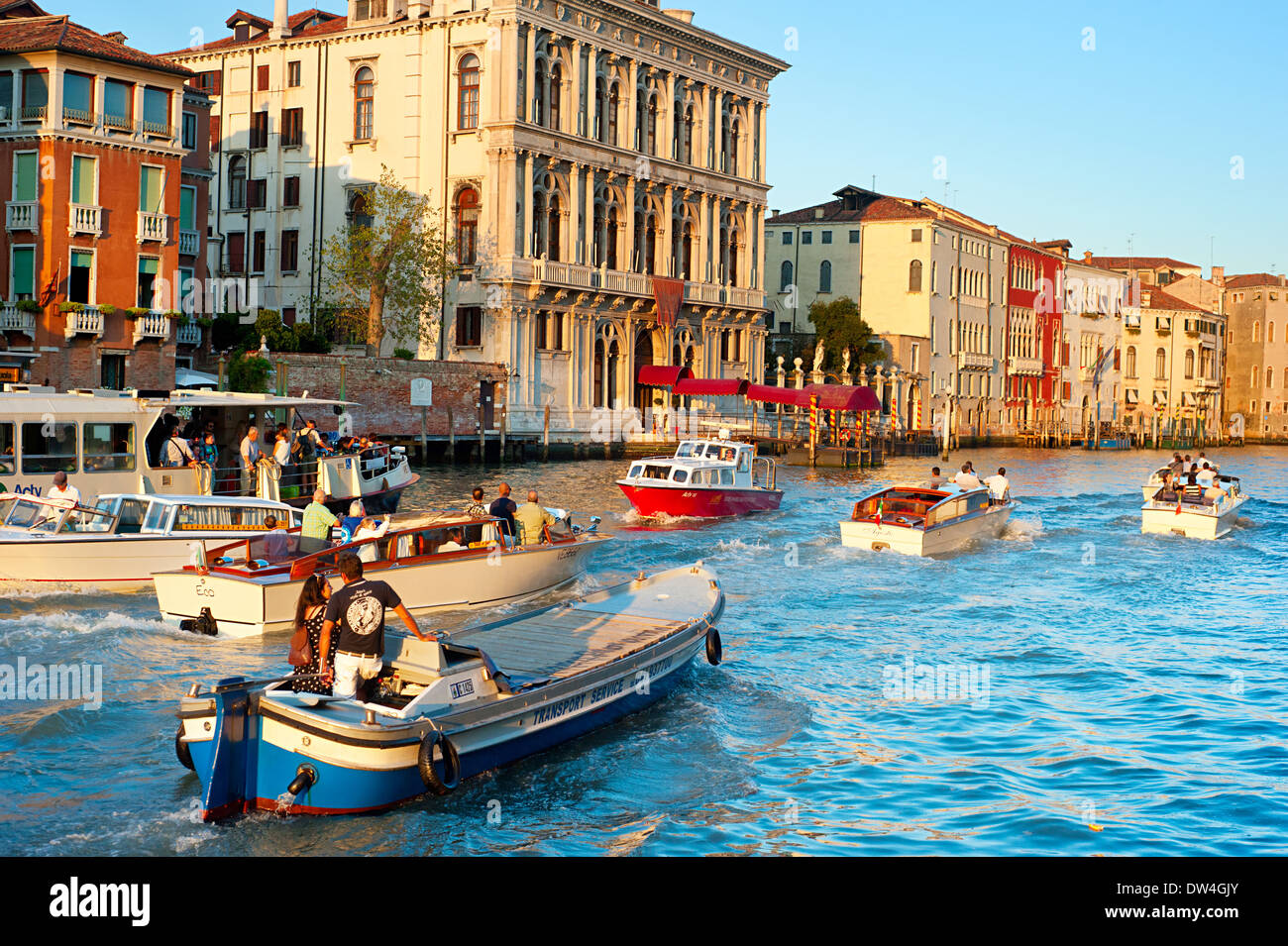 Dichten Verkehr auf dem Canal Grande von Venedig. Die Stadt hat einen Durchschnitt von 50.000 Touristen pro Tag Stockfoto