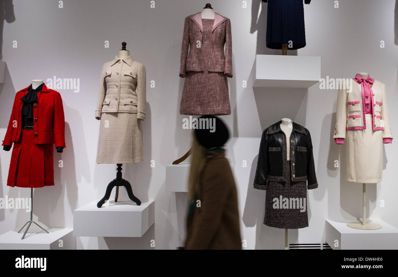 Eine Frau PositionHold an Kleidung während der Ausstellung "Mythos Chanel",  über die Modeschöpferin Coco Chanel in