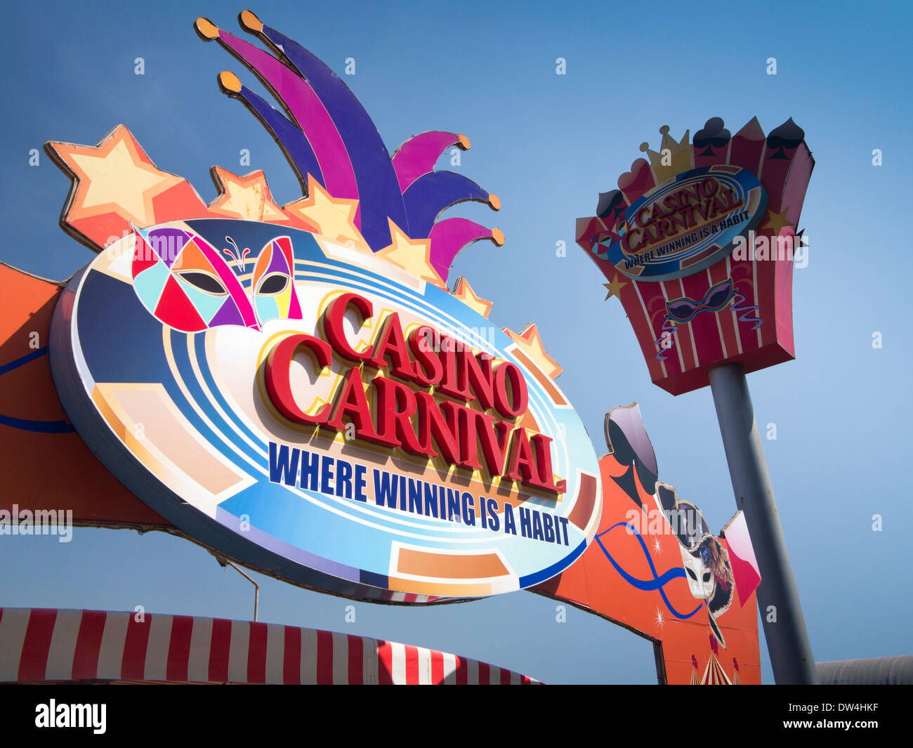 Indien, Goa, Panjim, Glücksspiel, Avenida Don Jao de Castro, bunte Zeichen des Casino-Karneval Stockfoto