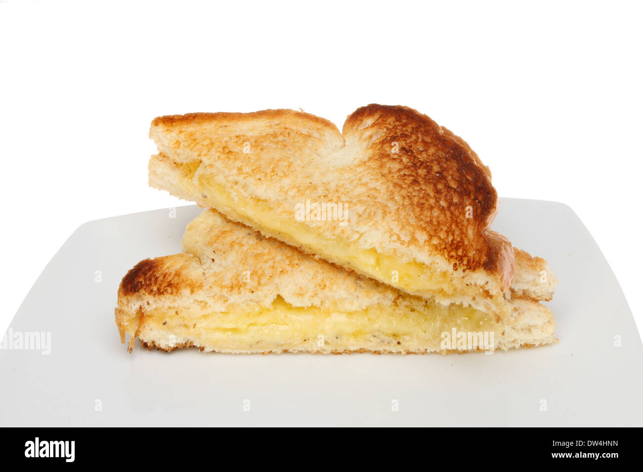 Cheddar Käse Toast auf einem Teller vor einem weißen Hintergrund Stockfoto