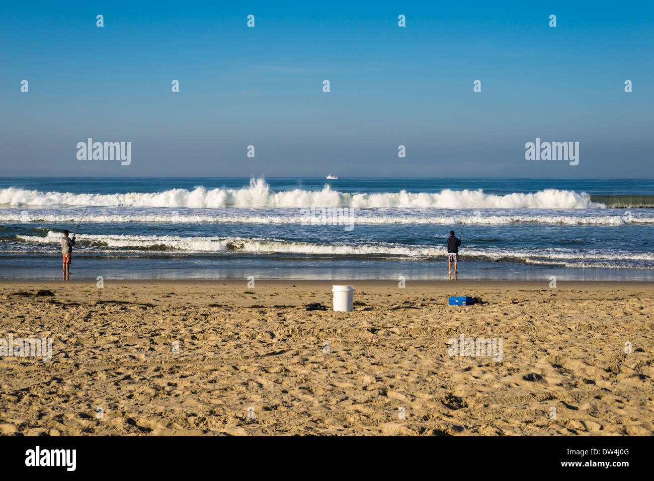 Pacific Beach. San Diego, CA, USA. Zwei Personen Brandungsangeln. Stockfoto
