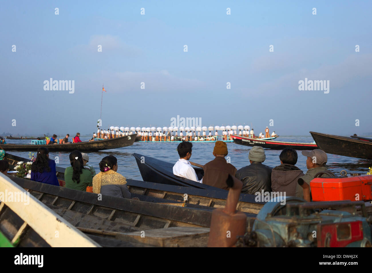 Einheimischen beobachten das Phaung Daw Oo Pagode Festival am Inle-See, Birma Stockfoto