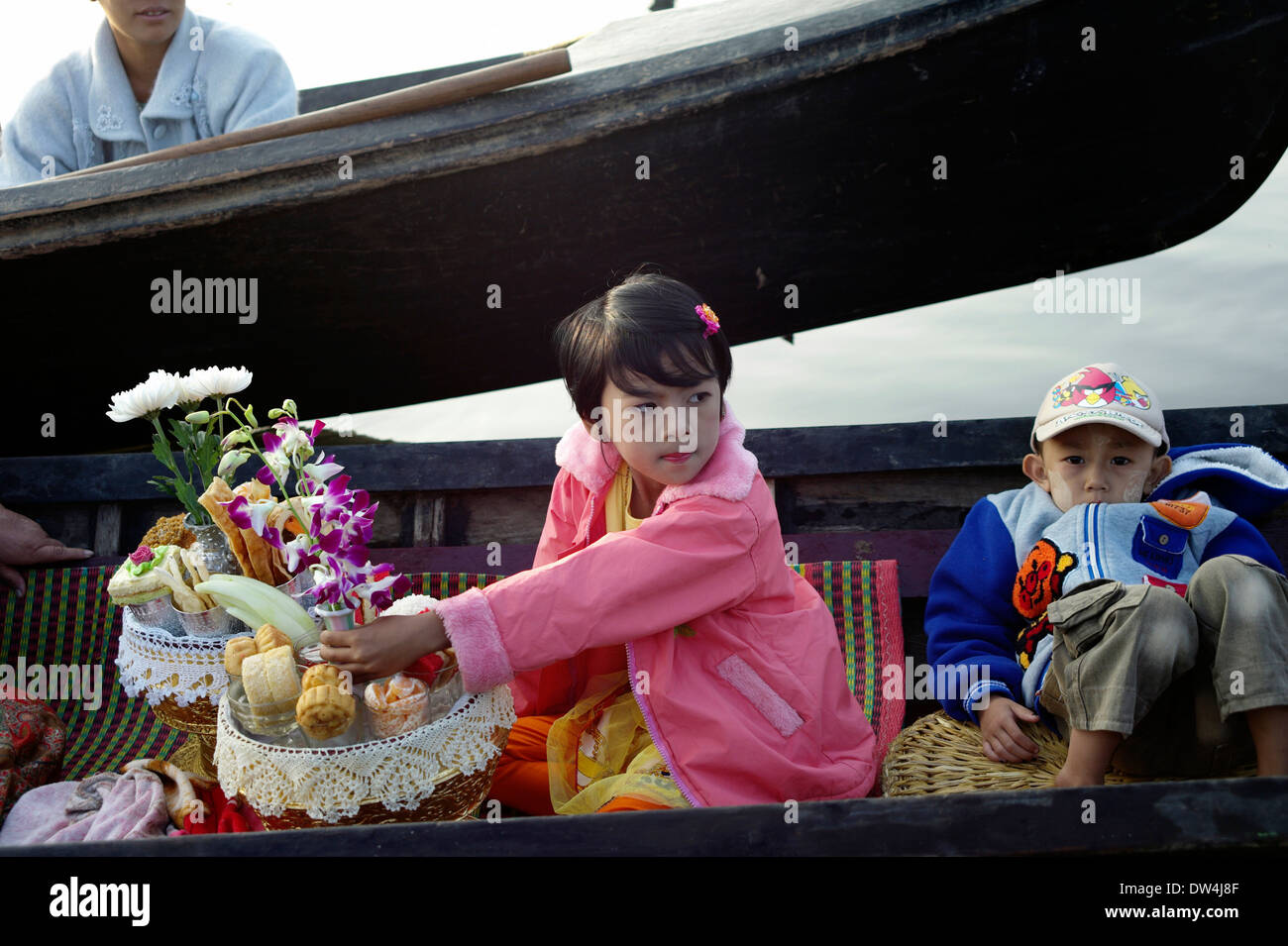 Birma Mädchen mit traditionellen Angebote an der Phaung Daw Oo Pagode Festival am Inle-See, Birma Stockfoto
