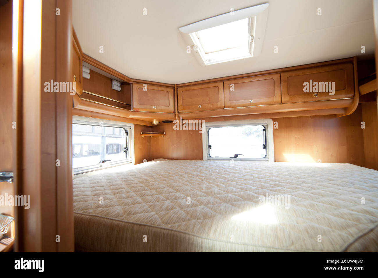 Camper van Heckdoppelbett mit Schränken und windows Stockfoto