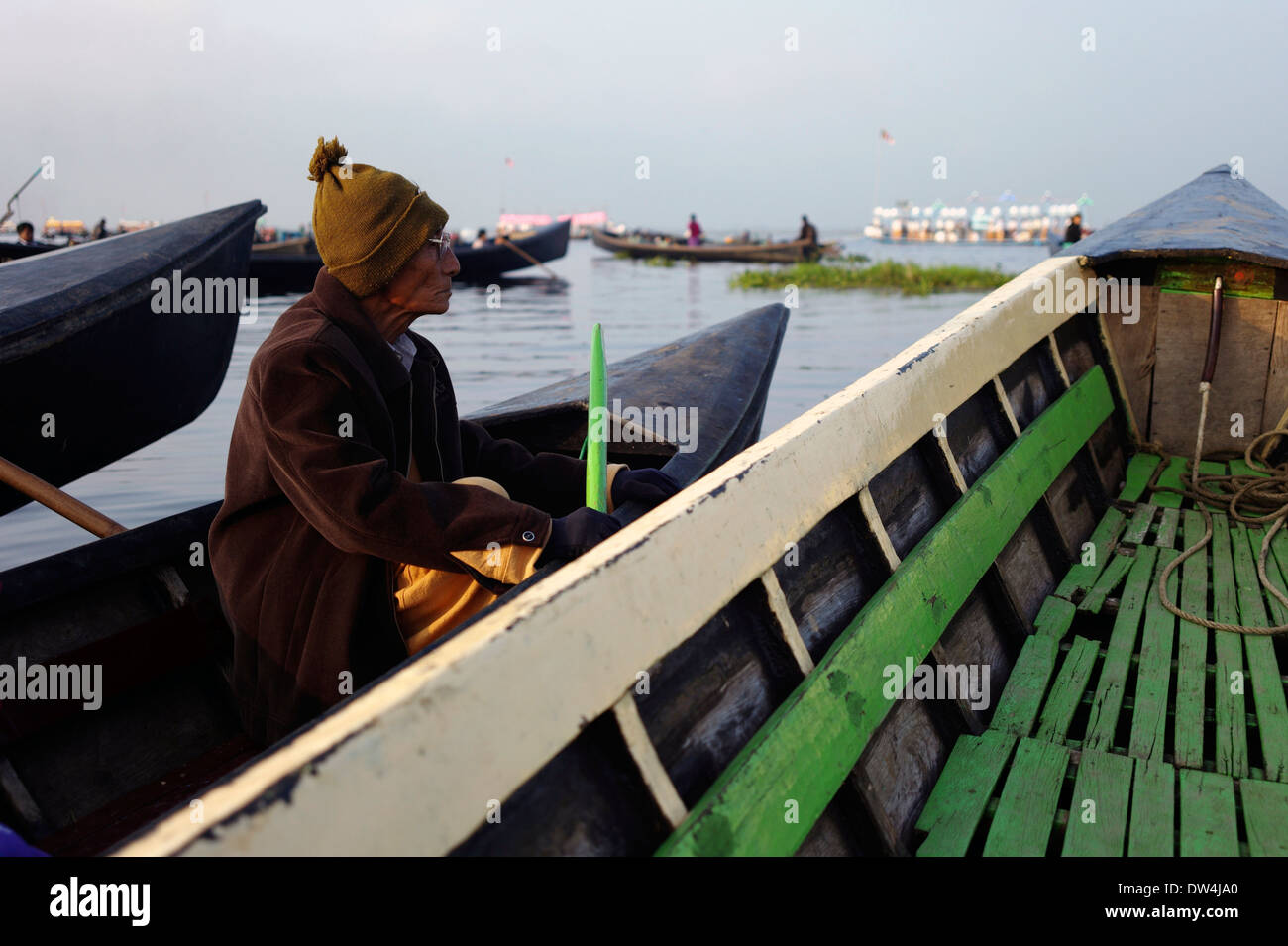 Ein Mann beobachtet das Phaung Daw Oo Pagode Festival am Inle-See, Birma Stockfoto