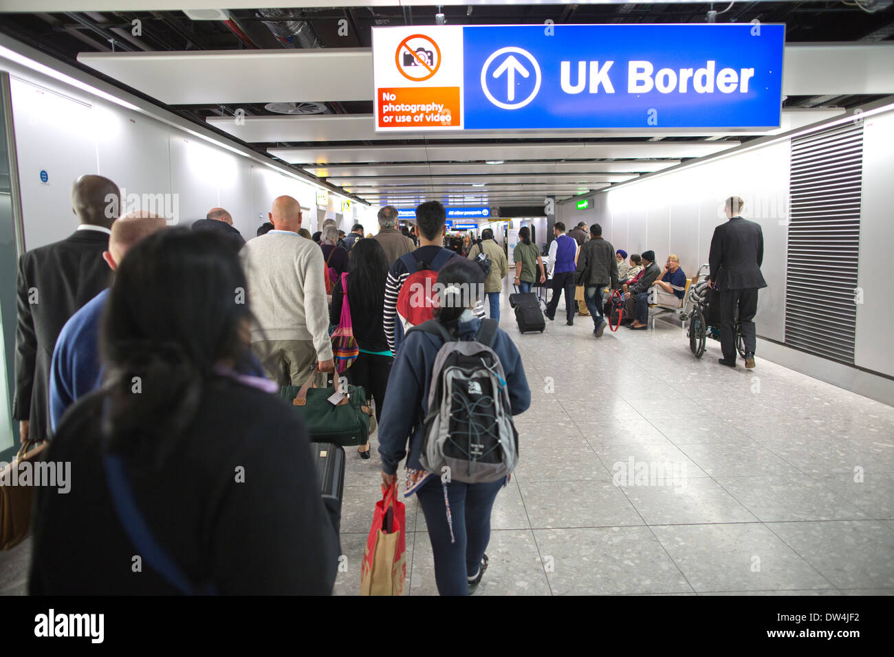 Zivilisten in der UK-Grenze am Terminal 4 Flughafen Heathrow, England, Vereinigtes Königreich Stockfoto
