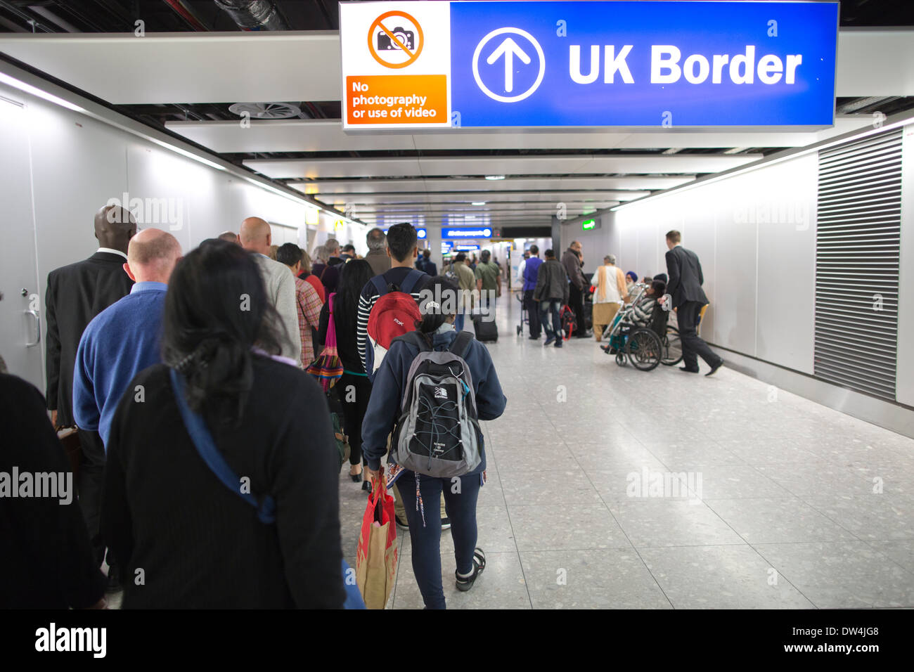 Zivilisten in der UK-Grenze am Terminal 4 Flughafen Heathrow, England, Vereinigtes Königreich Stockfoto