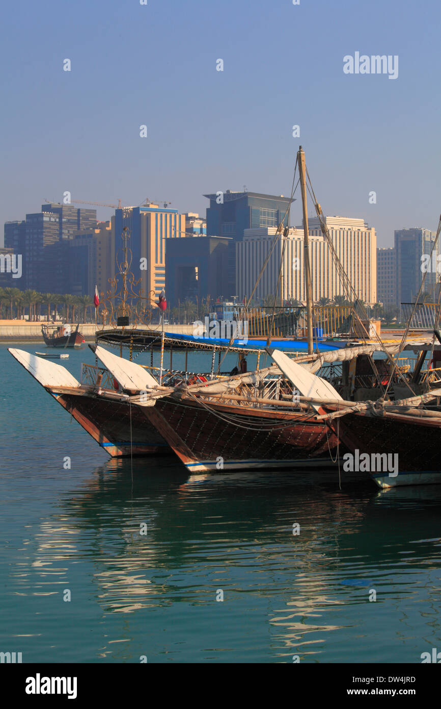 Katar, Doha, Dhau-Hafen, traditionelle Boote, Skyline, Stockfoto