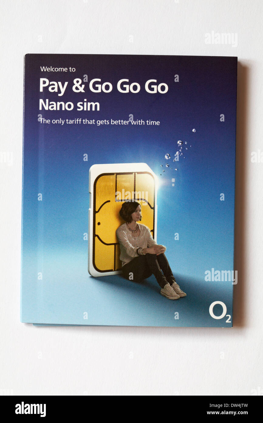 Willkommen bei Pay & Go Go Go Nano sim der einzige Tarif, der mit Time O2 besser wird - sim-Karte für iPhone 5s isoliert auf weißem Hintergrund Stockfoto