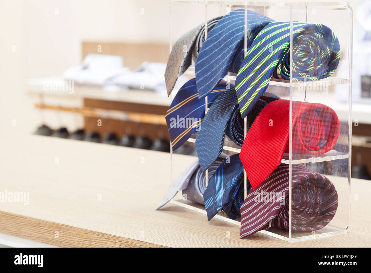 eingestellt von Krawatten auf Kunststoff Regal in einem Geschäft aufgerollt Stockfoto