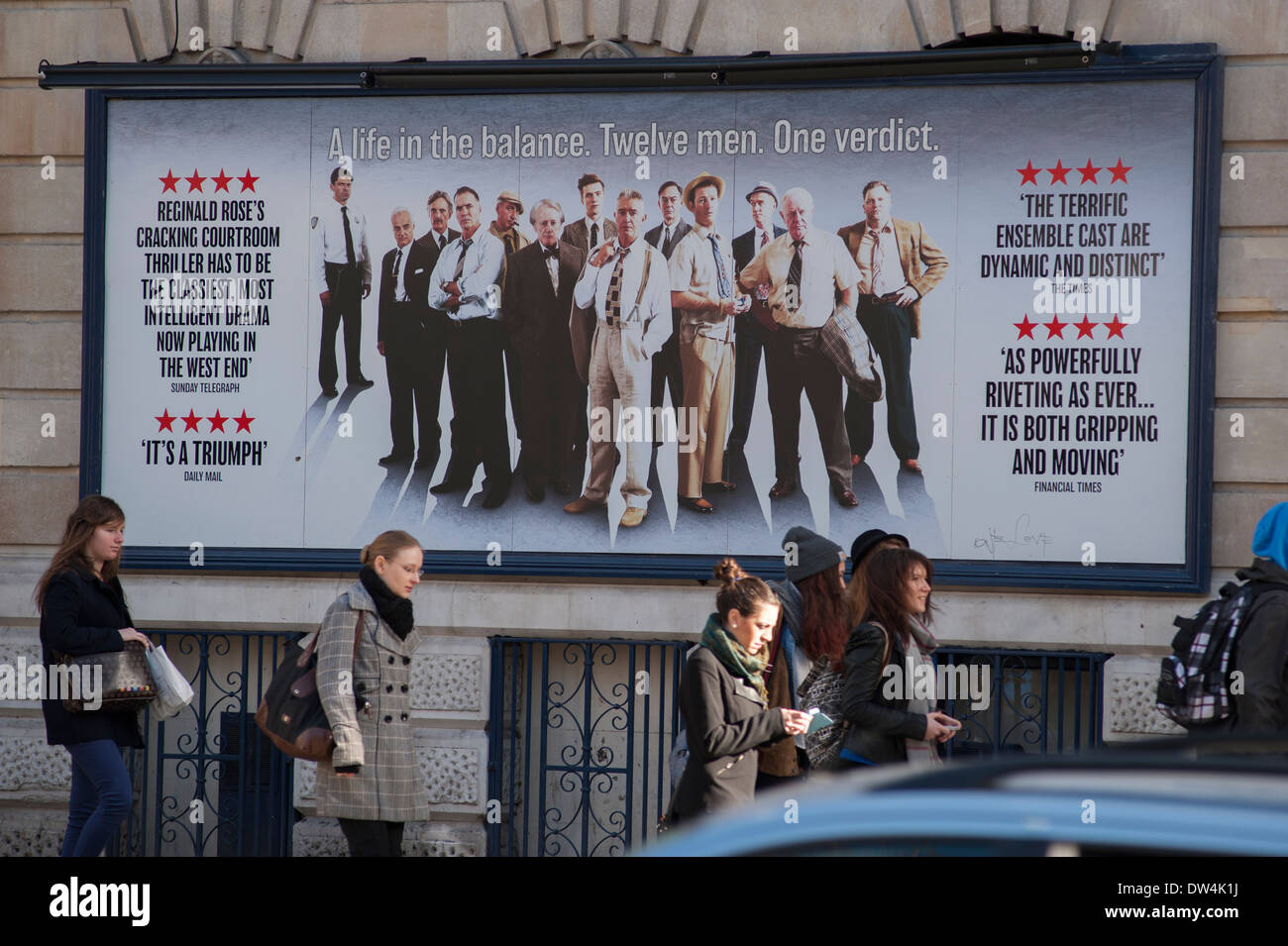 Plakat für die zwölf Geschworenen am Garrick Theatre am Charing Cross Road, London Stockfoto