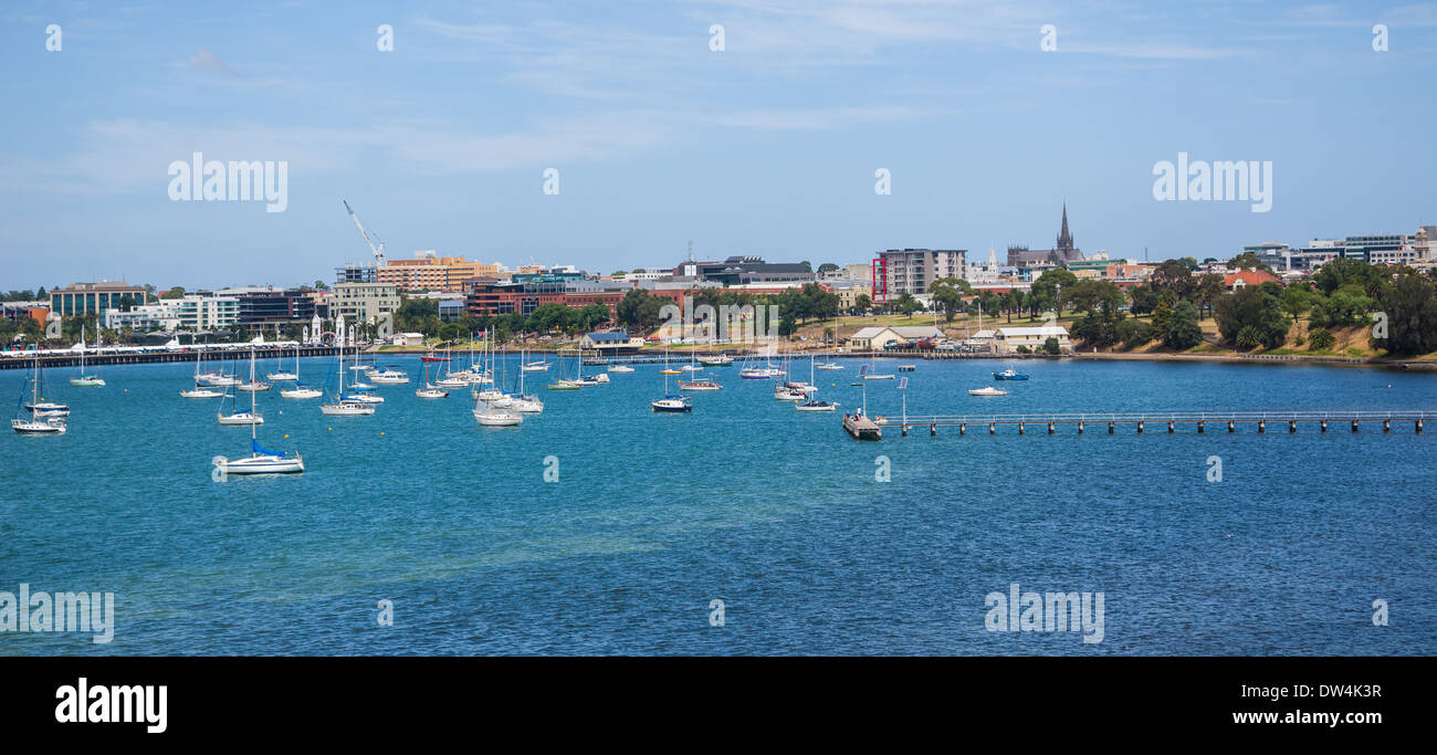Geelong Australia Stadtzentrum Skyline von der Corio Bay. zeigen Cunningham Pier und Yachten und Boote in der Bucht. Stockfoto