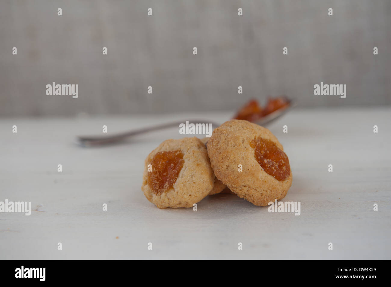 Runde Kekse mit Marmelade Stockfoto