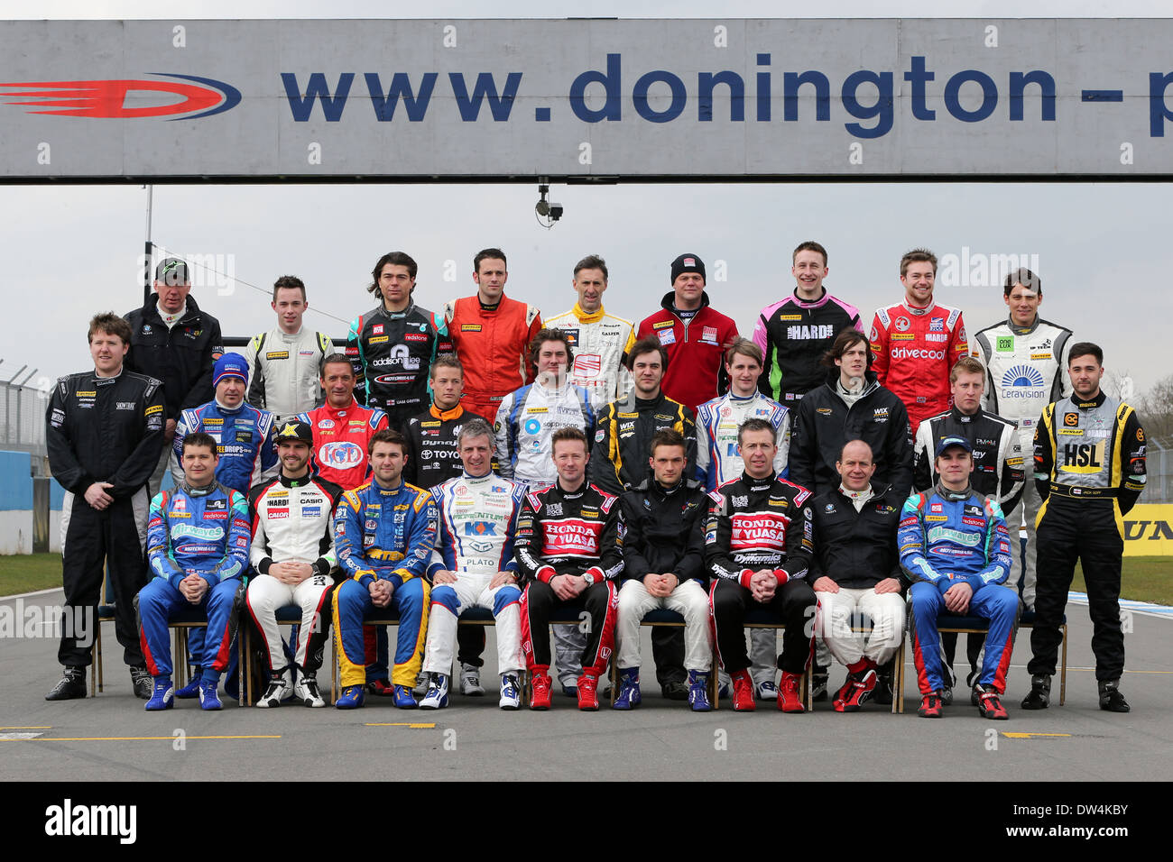 Gruppenfoto der 2013 Dunlop MSA British Touring Car Championship Treiber auf der offiziellen Media Day in Donington Park Stockfoto