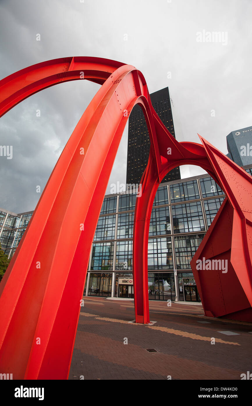 La Défense Geschäftsviertel in Paris vor Sturm. Das rote Kunstwerk heißt "rote Spinne" des Künstlers Alexander Calder Stockfoto