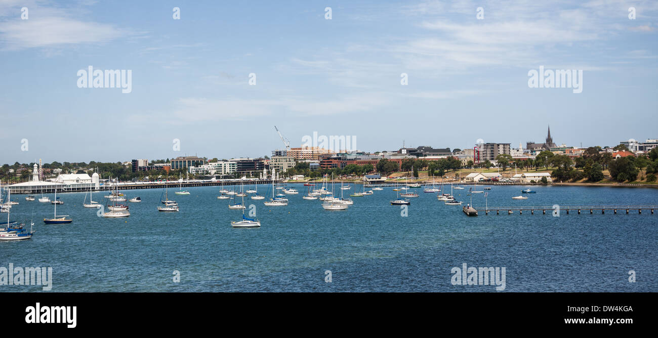 Geelong Australia Stadtzentrum Skyline von der Corio Bay. zeigen Cunningham Pier und Yachten und Boote in der Bucht. Stockfoto