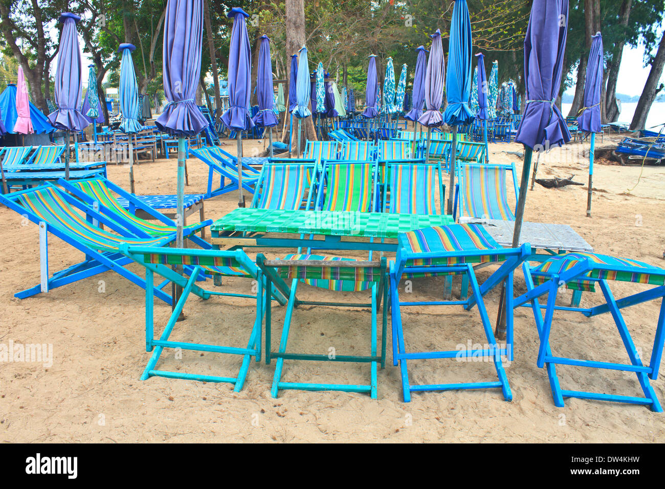 Strandkörbe am tropischen Sandstrand, thailand Stockfoto