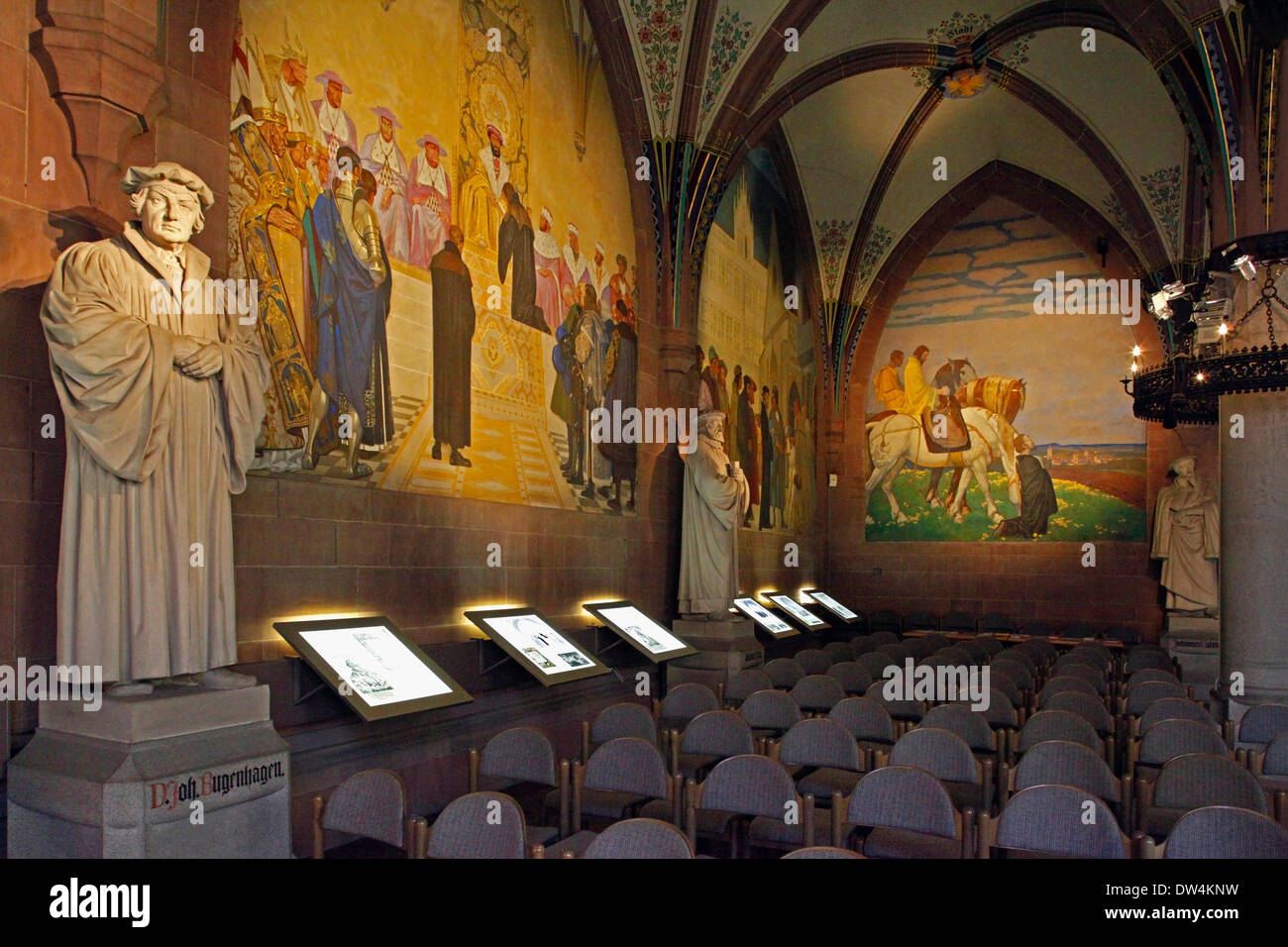 Melanchthon-Haus, Memorial Hall, Bretten, Kraichgau, Landkreis Karlsruhe, Baden-Württemberg, Baden-Württemberg, Deutschland, Wandmalerei erstellen erstellt um 1930 von Professor August Groh (1871-1944), Reformation Statuen von Johannes Bugenhagen und andere, Stockfoto