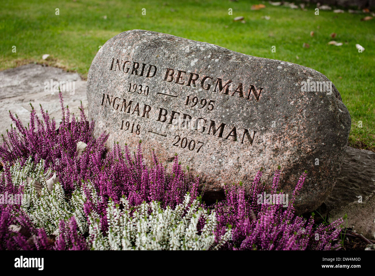 Das Grab des berühmten Filmproduzenten Ingmar Bergman und seiner Ehefrau, der Schauspielerin Ingrid Bergman, befindet sich auf Gotland, Schweden. Stockfoto