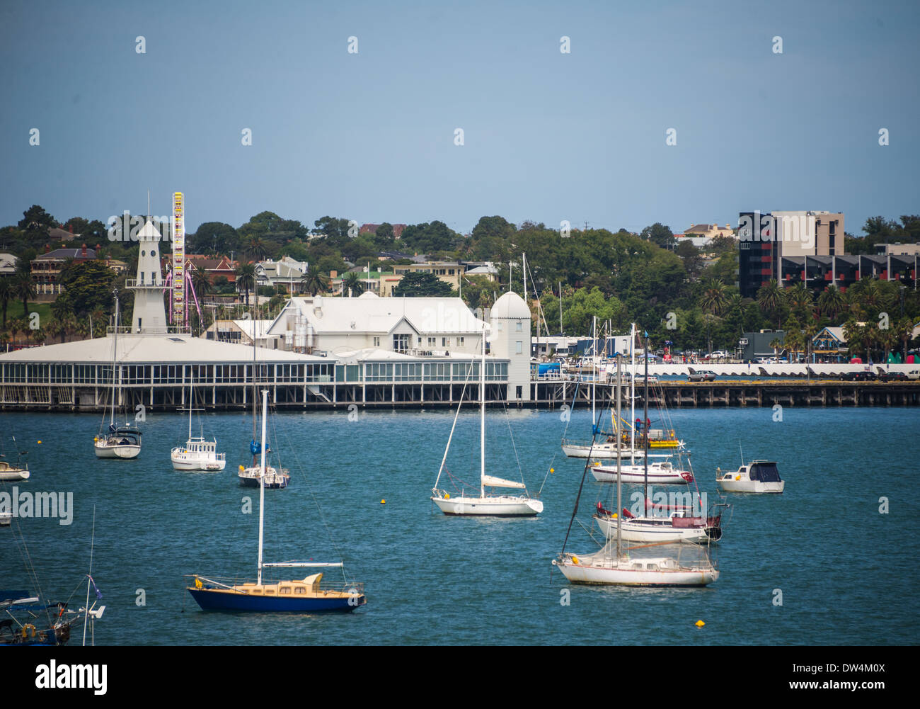 Geelong Australia Stadtzentrum Skyline von der Corio Bay. zeigen Cunningham Pier und Yachten und Boote in der Bucht. Stockfoto