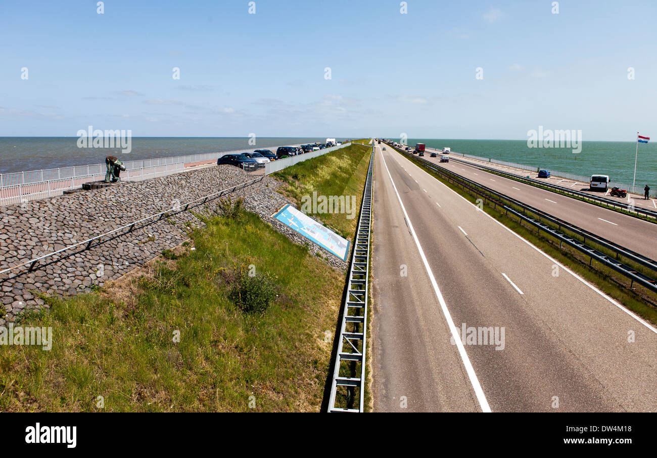 Weg über das Meer in Niederlande. Afsluitdijk. Stockfoto