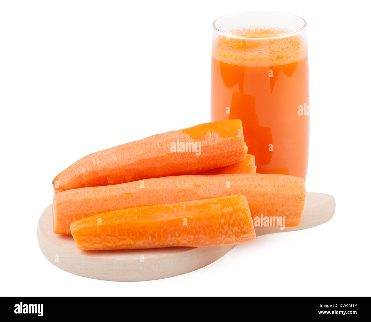 Glas Karottensaft und frische Karotten auf Schneidebrett Stockfoto