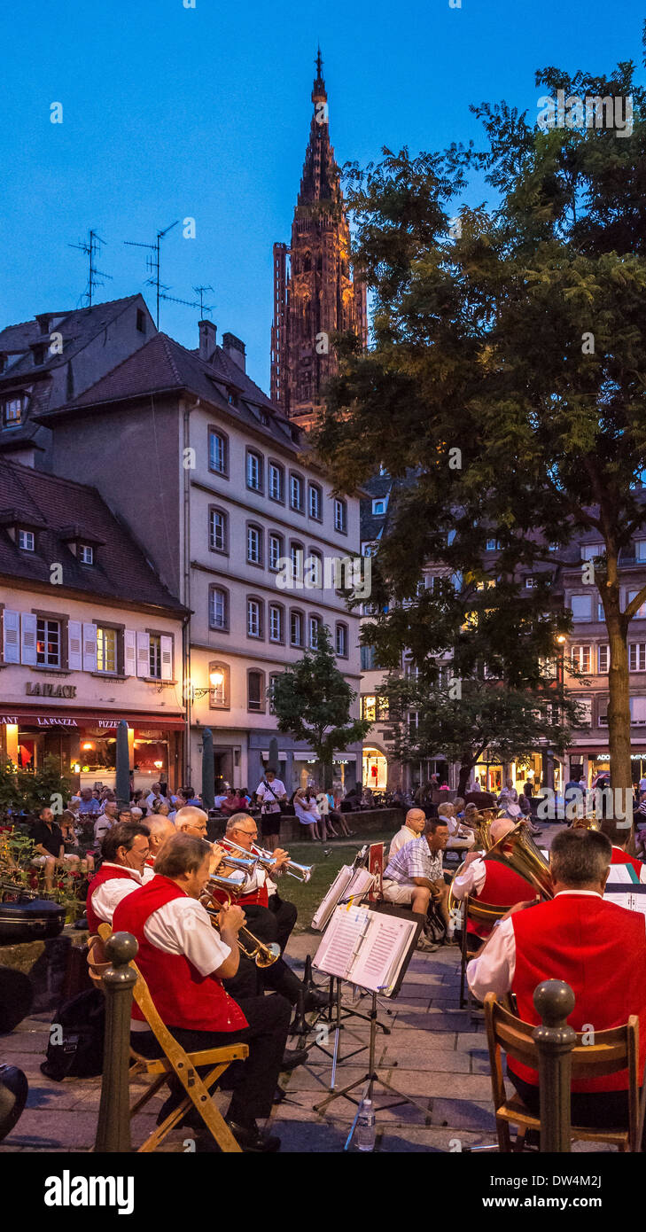 Elsässische Volksmusik Band durchführen und Kathedrale in der Dämmerung, Ort des Tripiers quadratisch, Straßburg, Elsass, Frankreich Stockfoto