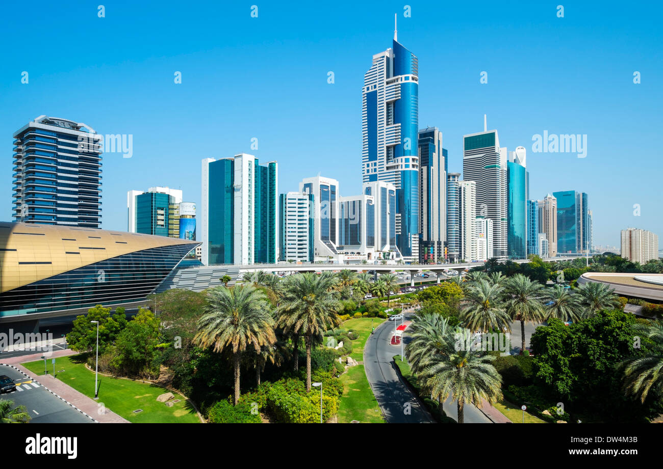 Moderne Hochhäuser entlang der Sheikh Zayed Road in Dubai Vereinigte Arabische Emirate Stockfoto