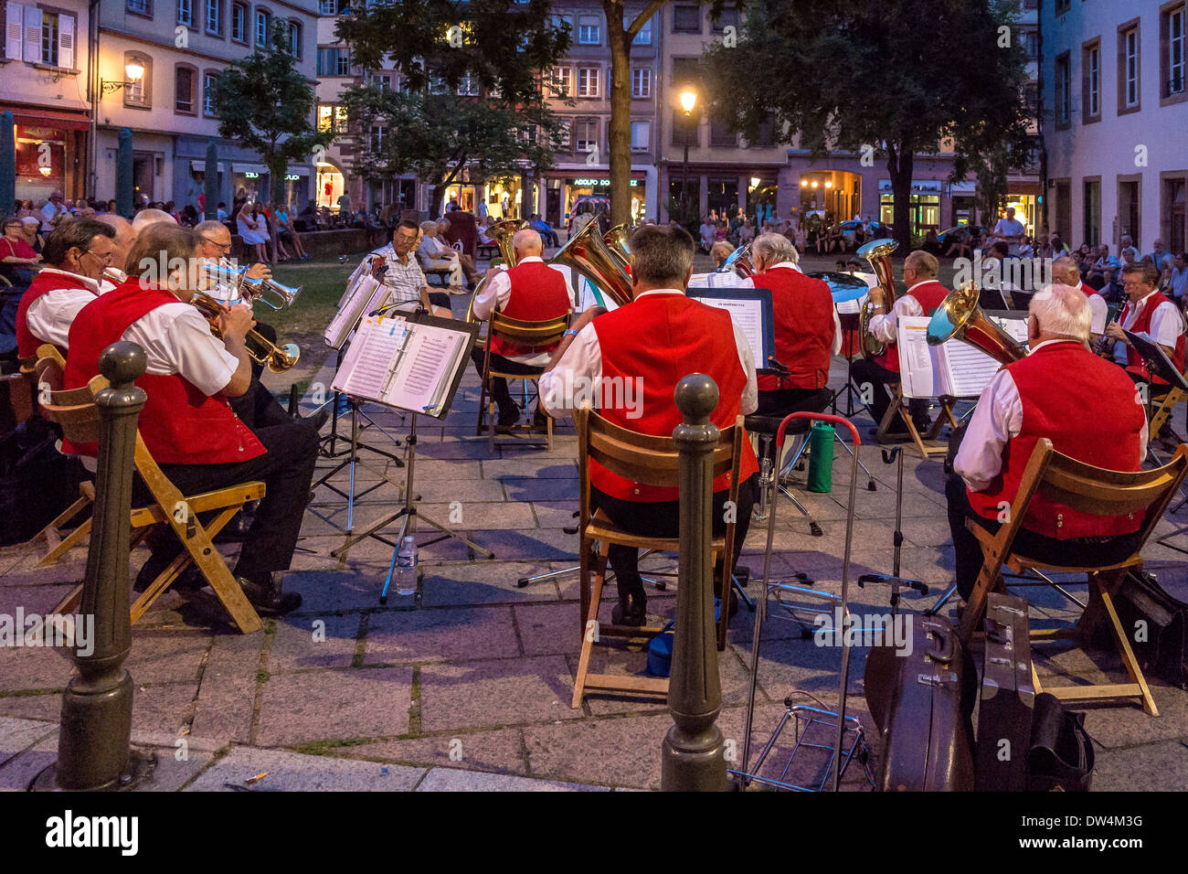 Elsässisches Volkskundeorchester, das nachts in Straßburg auftritt Elsass France Europe Stockfoto