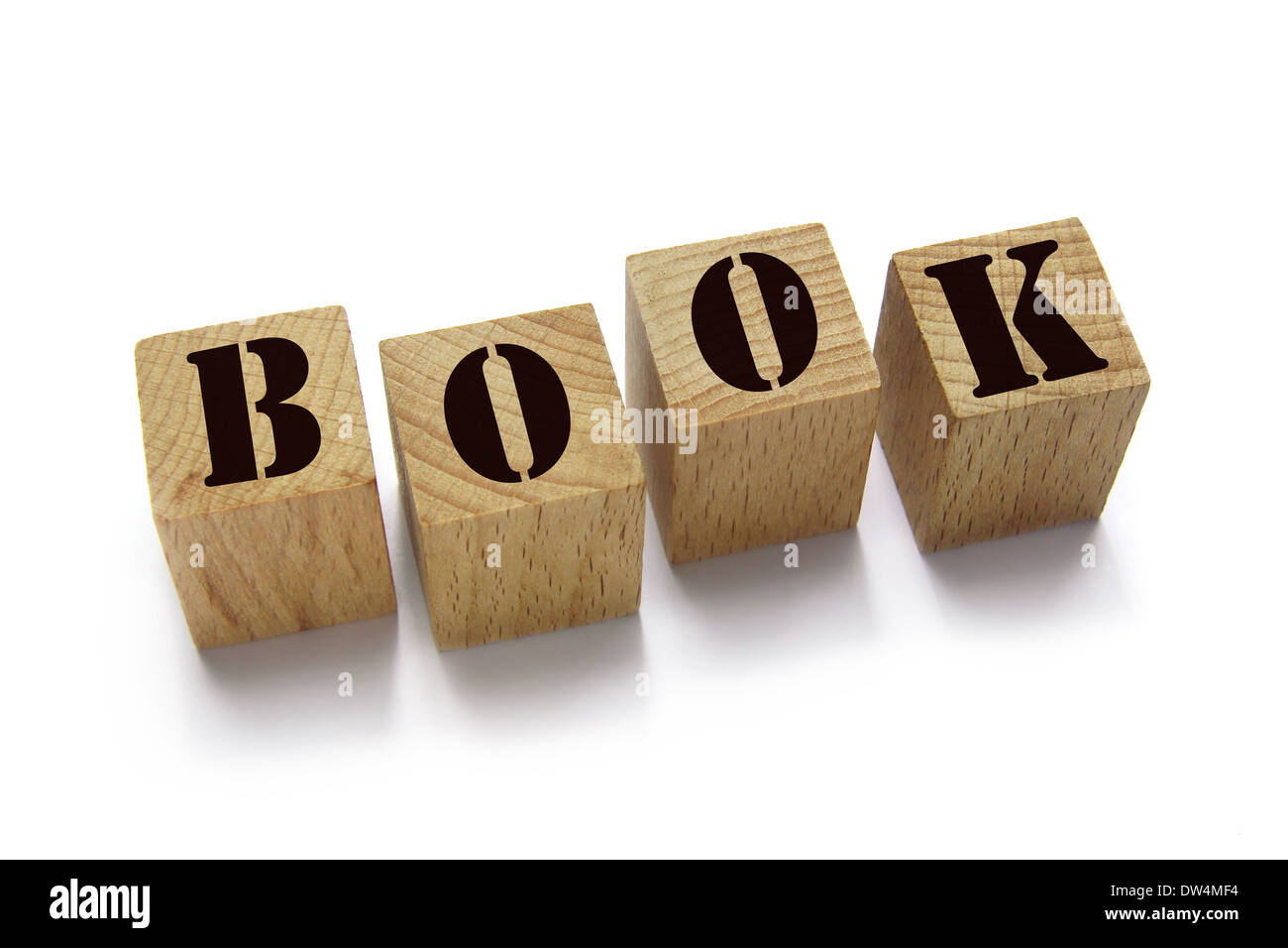Holzblöcke mit Buch Wort auf schwarzem Hintergrund Stockfoto