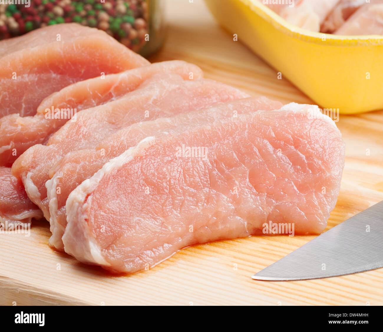 Stück frisches rohes Fleisch auf Schneidebrett Stockfoto
