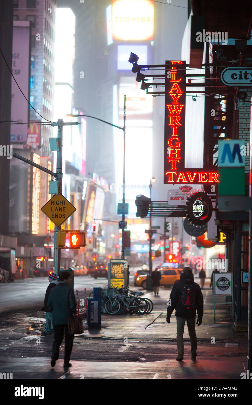 Manhattan in New York City in Nordamerika, Bild Nebel im Times Square Broadway Theater District in den frühen Morgenstunden Stockfoto