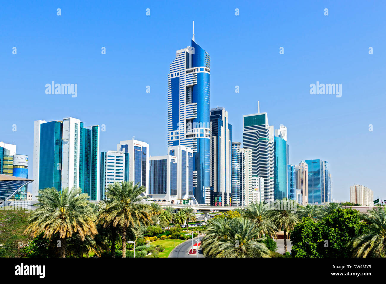 Moderne Hochhäuser entlang der Sheikh Zayed Road in Dubai Vereinigte Arabische Emirate Stockfoto
