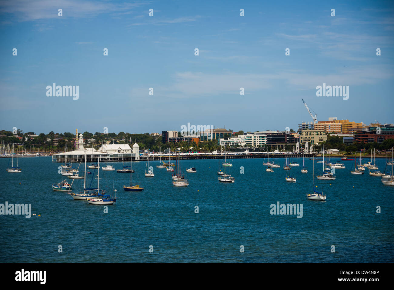 Geelong Australia Stadtzentrum Skyline der Stadt von der Corio Bay. zeigen Cunningham Pier und Yachten und Boote in der Bucht. Stockfoto