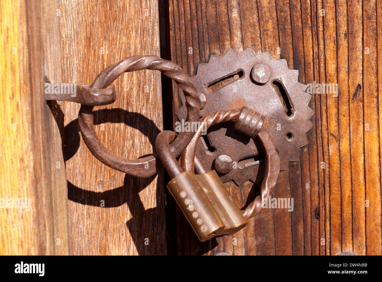 Altes, rustikales Metallvorhängeschloss in Bulgarien, Osteuropa Stockfoto Altes, rustikales Metallvorhängeschloss in Bulgarien, Osteuropa Stockfoto