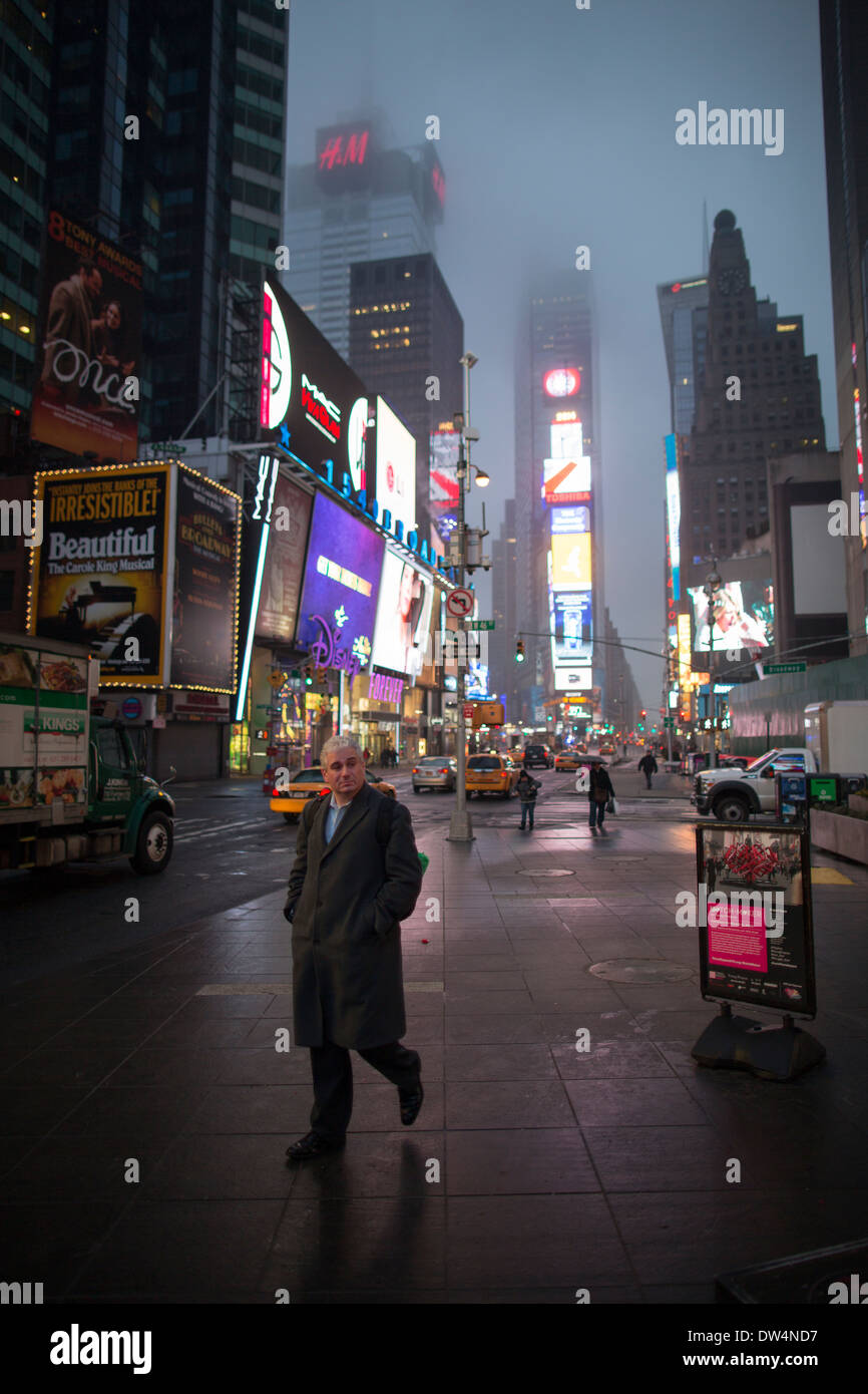 Manhattan in New York City in Nordamerika, Bild Nebel im Times Square Broadway Theater District in den frühen Morgenstunden Stockfoto
