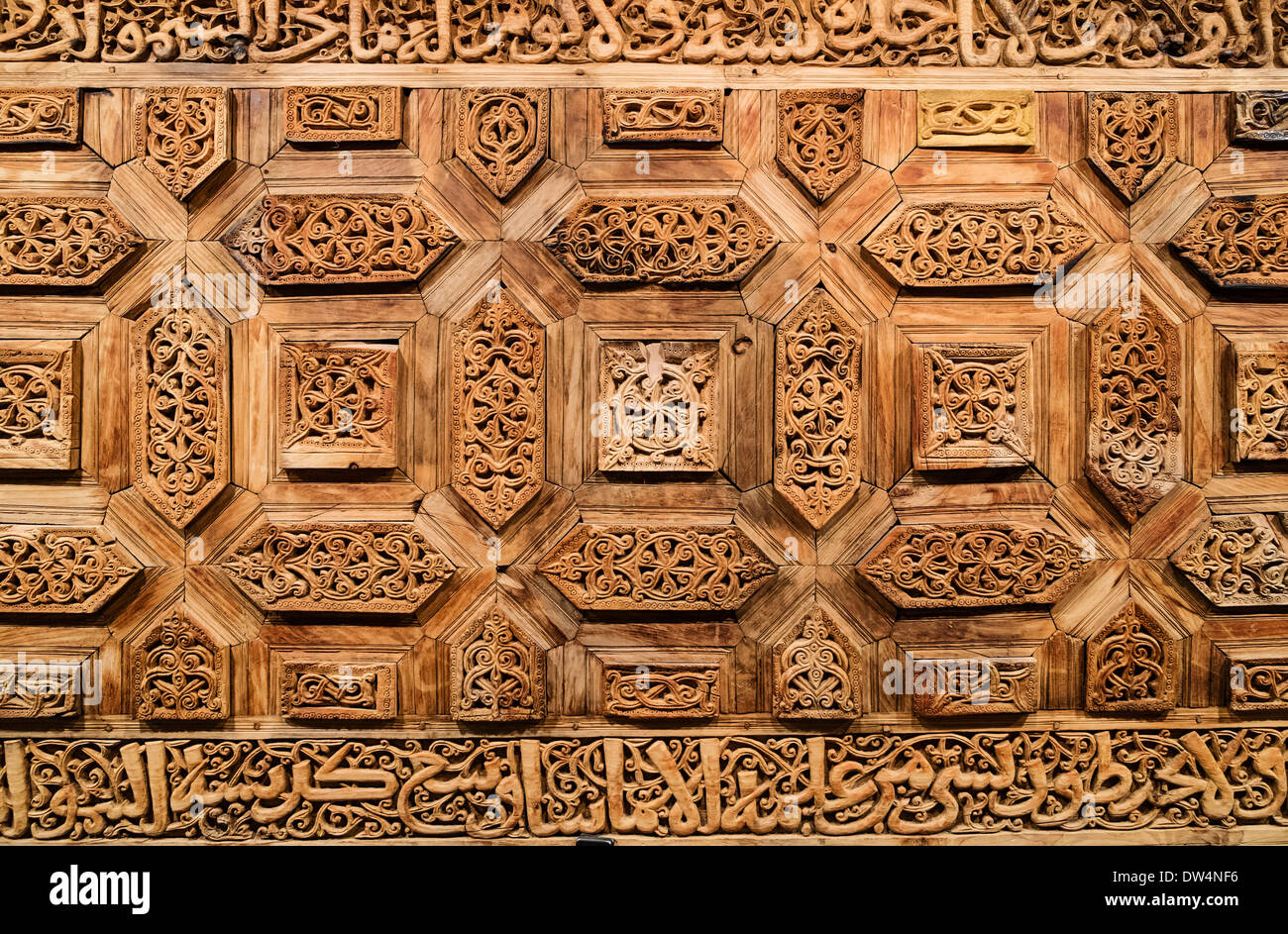 Alte verzierte Holztür auf Anzeigen Sharjah Museum der islamischen Zivilisation in Sharjah, Vereinigte Arabische Emirate Stockfoto