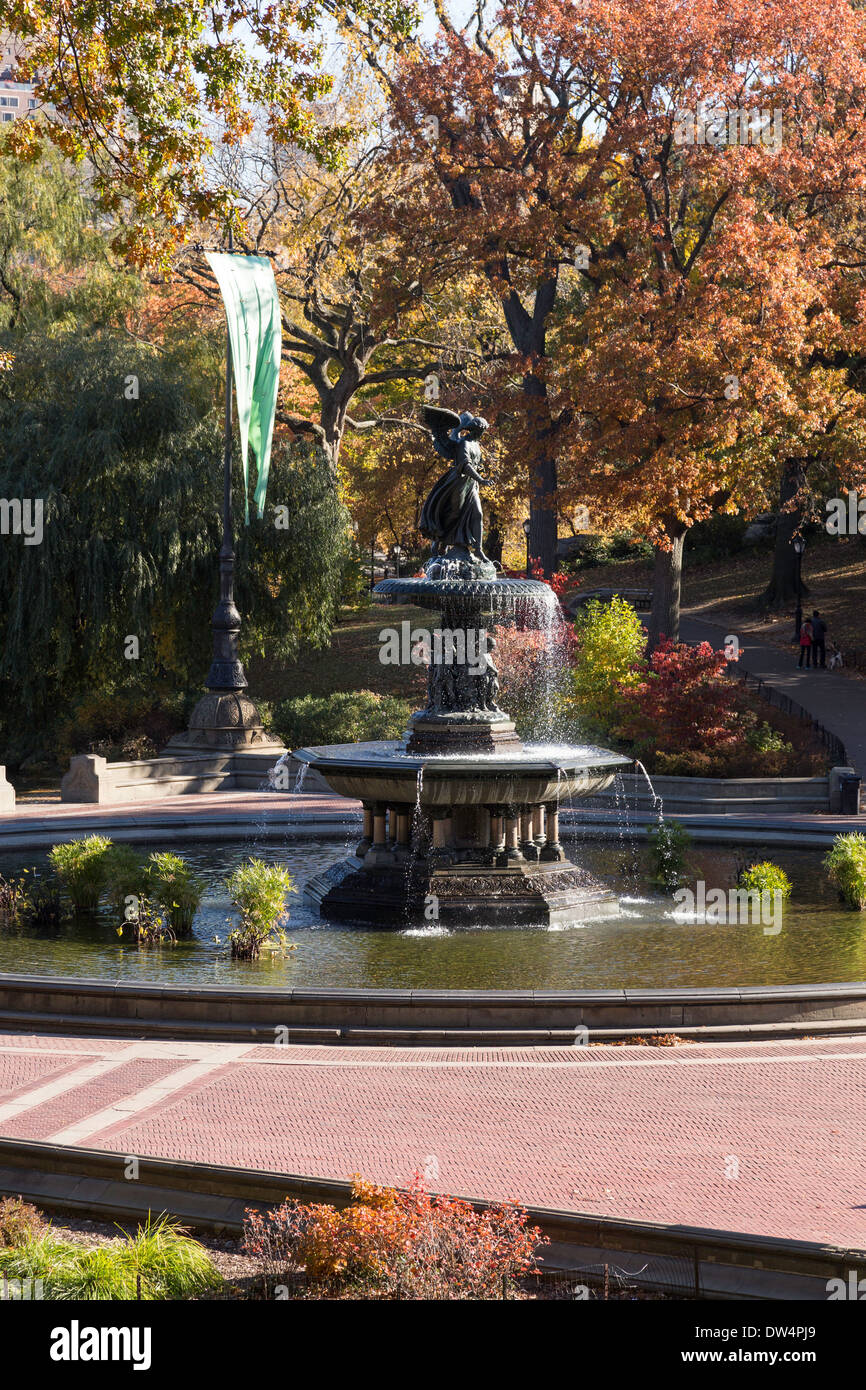 Bethesda Plaza, Engel der Wasser-Brunnen, Central Park im Herbst, NYC Stockfoto