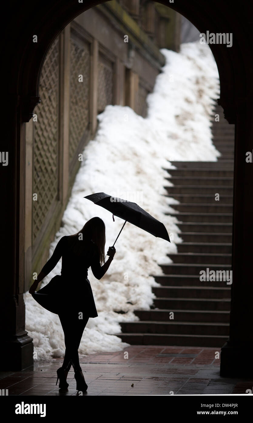 Manhattan New York City in Nordamerika, Grand Central Park eine Tänzerin wirft mit Regenschirm in Bethesda Arcade Stockfoto